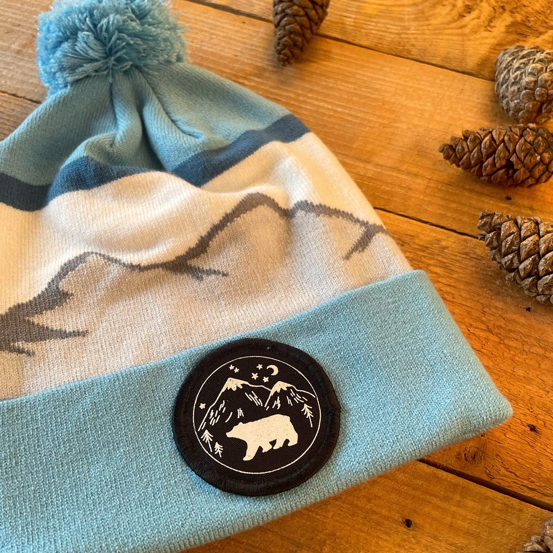 blue mountain beanie wit bear patch